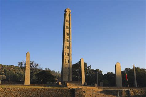 Stela z Aksum!  Wspaniałe Rzeźbienie w Kamieniu i Wzruszająca Świadczycielka Dawnej Cywilizacji!